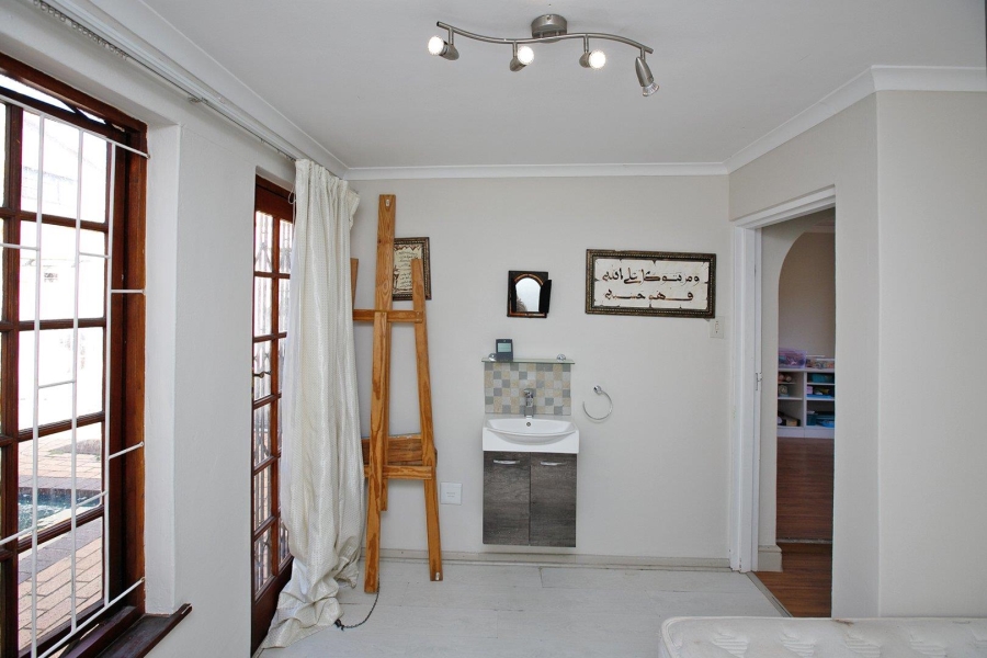 5 Bedroom Property for Sale in Claremont Western Cape